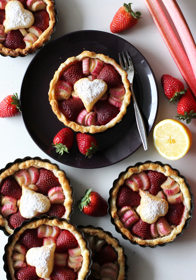 Erdbeer Rhabarber Tartelettes Dessert zum Muttertag / http://www.fanfarella.at/1mf6
